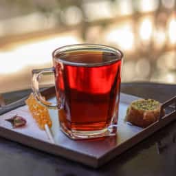 Cam çay (baklava ve tatlılarla)